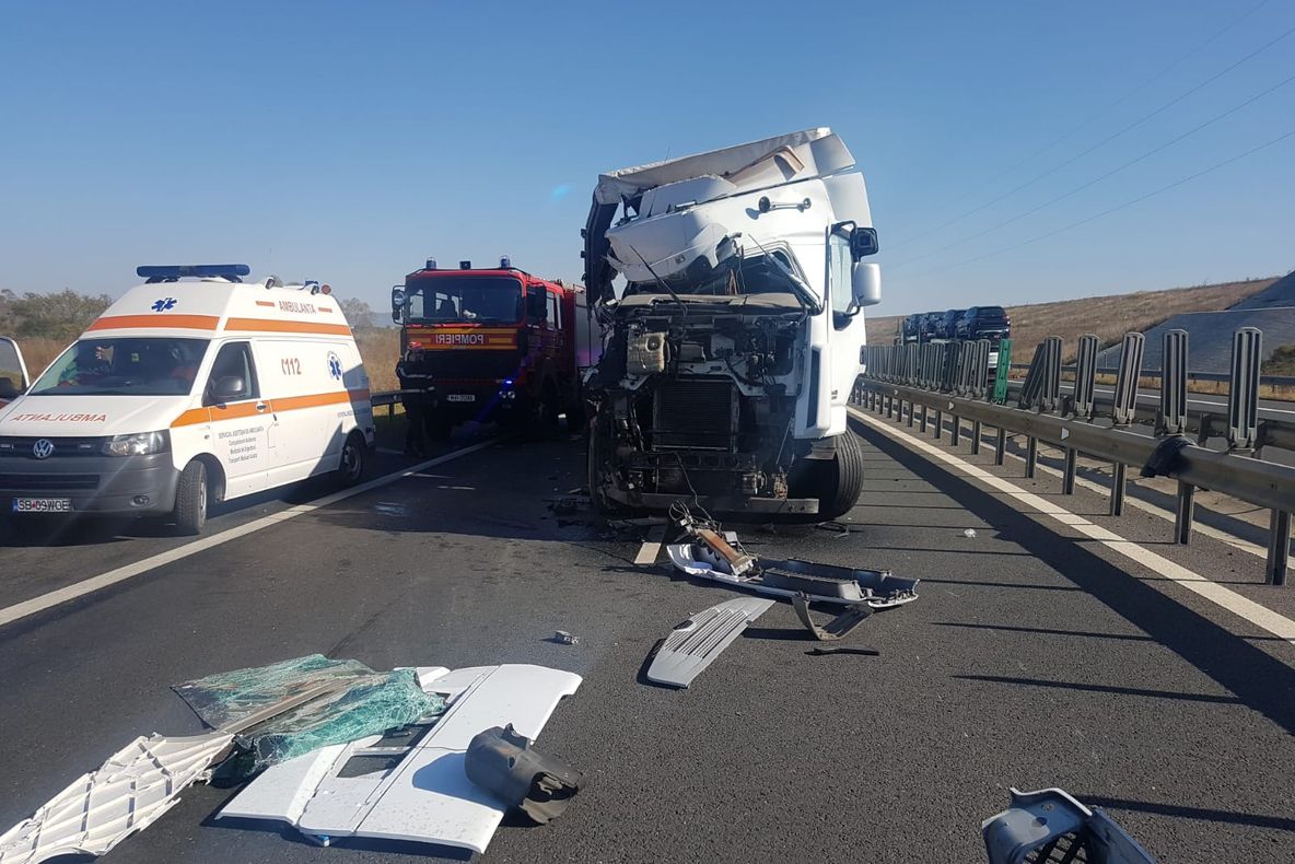 UPDATE | VIDEO - UN TIR a intrat într-o autobasculantă staționată, pe A1. Trafic reluat!