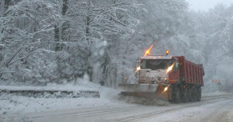 Gheaţă de 2 centimetri pe carosabil, la Jina şi Poiana Sibiului. Se acţionează cu material antiderapant!