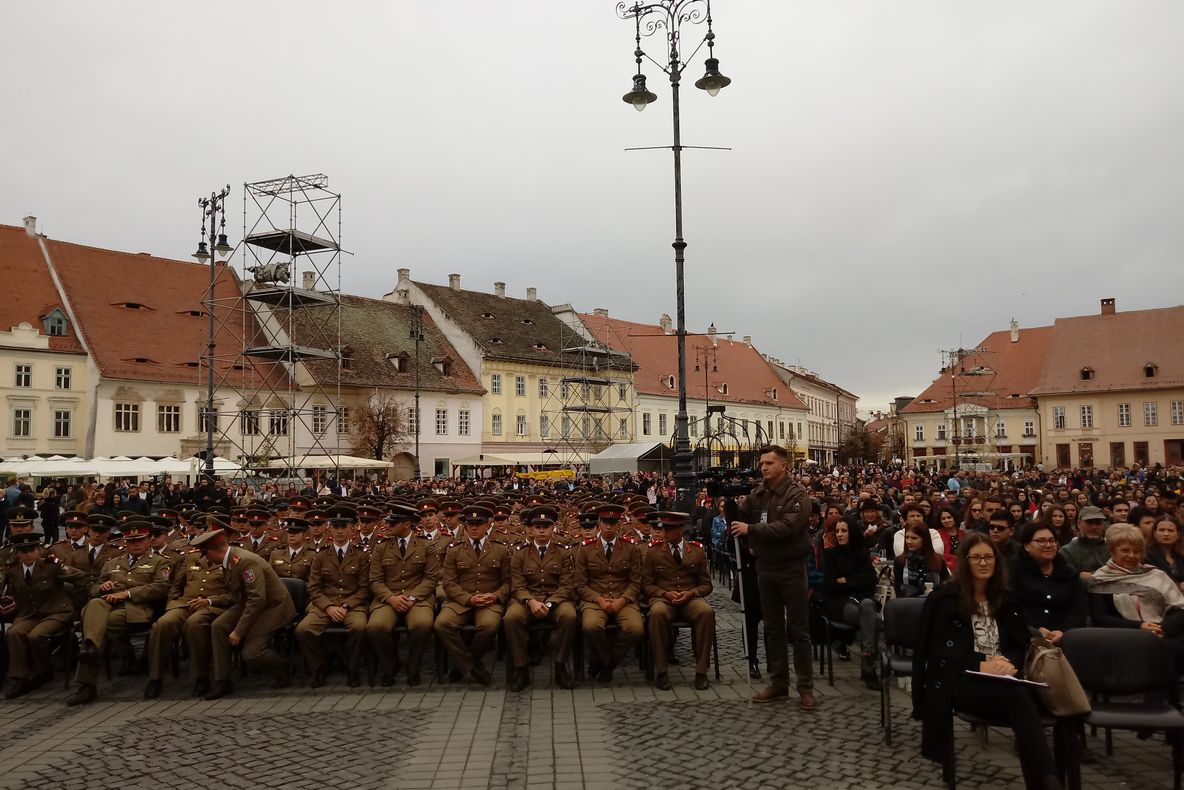 VIDEO. Studenţii sibieni au început anul universitar în Piaţa Mare