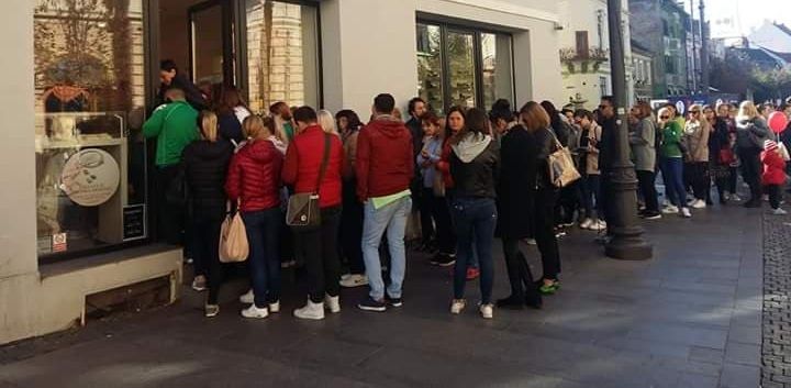 VIDEO | Ce fac sibienii, în ziua Referendum-ului? Stau la coadă, la bijuterii!