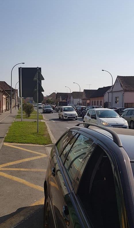 Accident cu trei mașini implicate, pe strada Kogălniceanu