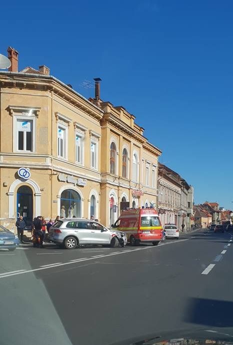 BRAŞOV | Beat rău, a acroşat trei maşini şi a continuat să conducă