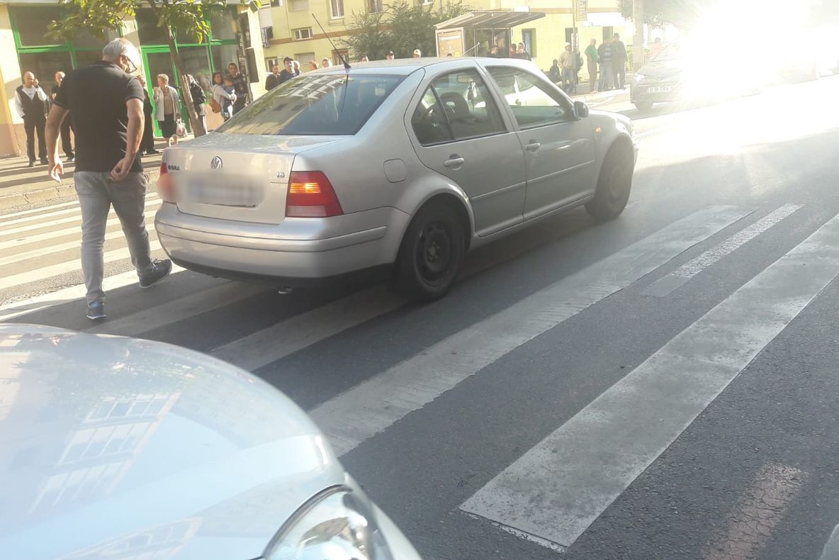 O femeie de 61 de ani a fost lovită de o mașină pe trecerea de pietoni