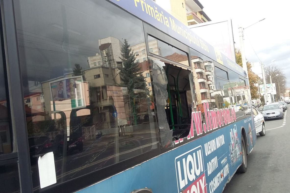 Panou publicitar căzut peste un autobuz cu călători