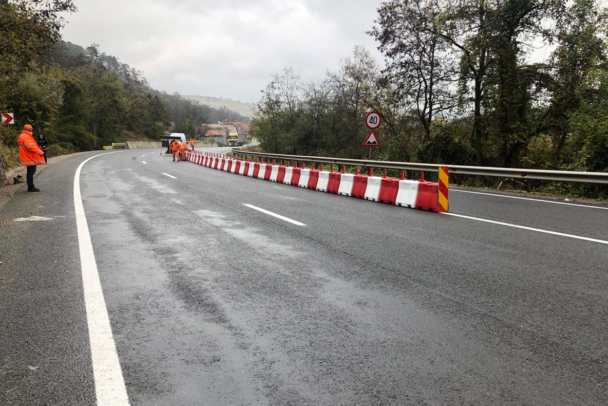 BRAŞOV | Parapete din plastic, umplute cu nisip, montate pe DN13