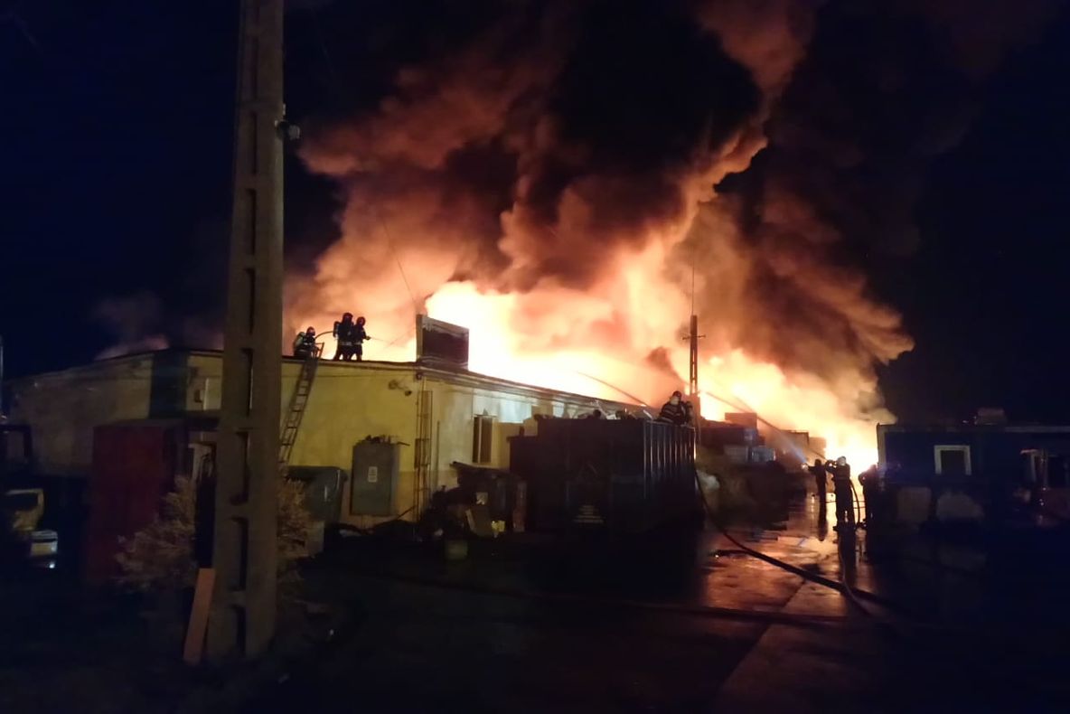 VIDEO/ UPDATE: Incendiu violent la un depozit de uleiuri folosite, de pe Calea Șurii Mari