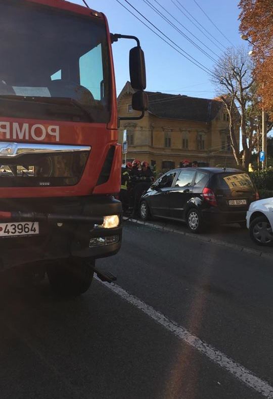 O mașină a luat foc în parcarea spitalului CFR