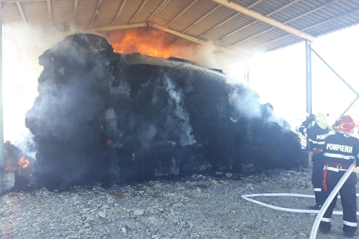 UPDATE: Incendiu la ieșire din Cârțișoara. La fața locului se deplasează 3 autospeciale