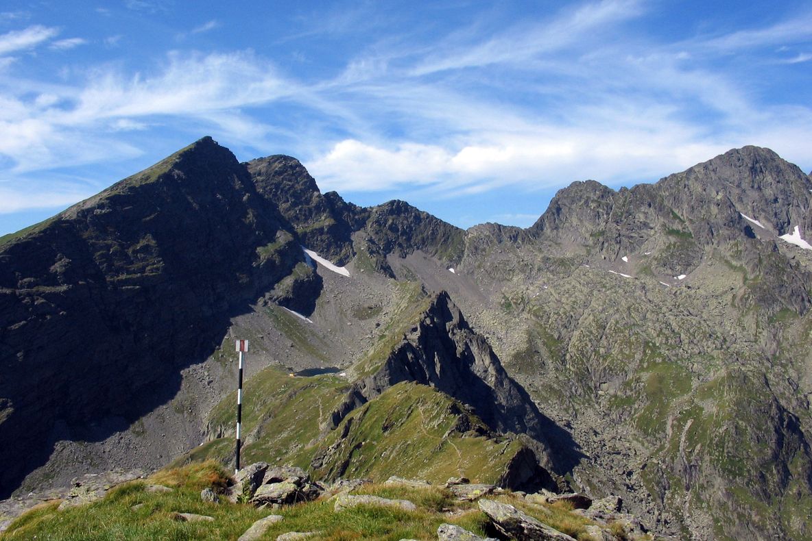 UPDATE: Doi turiști maghiari au rămas blocați între stânci aproape de vf. Negoiu