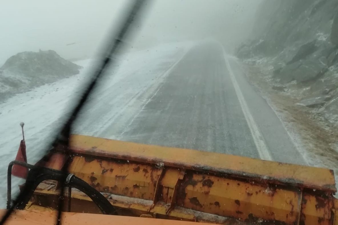 Video/ A început să ningă pe Tranfăgărășan. Precipitațiile continuă până mâine