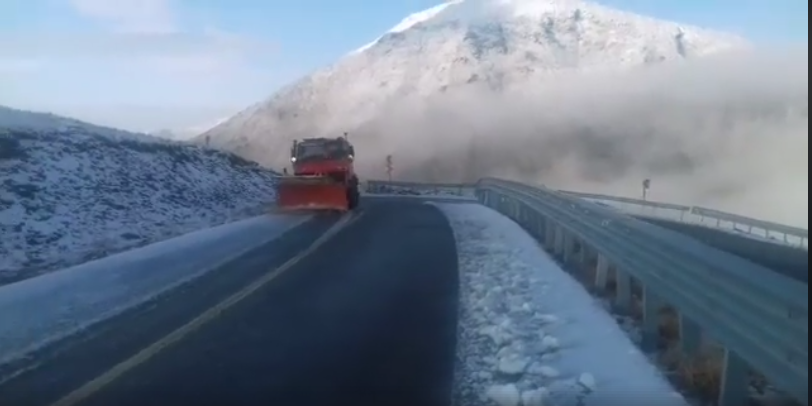 VIDEO | Circulaţia rutieră pe Transalpina, închisă din cauza ninsorii