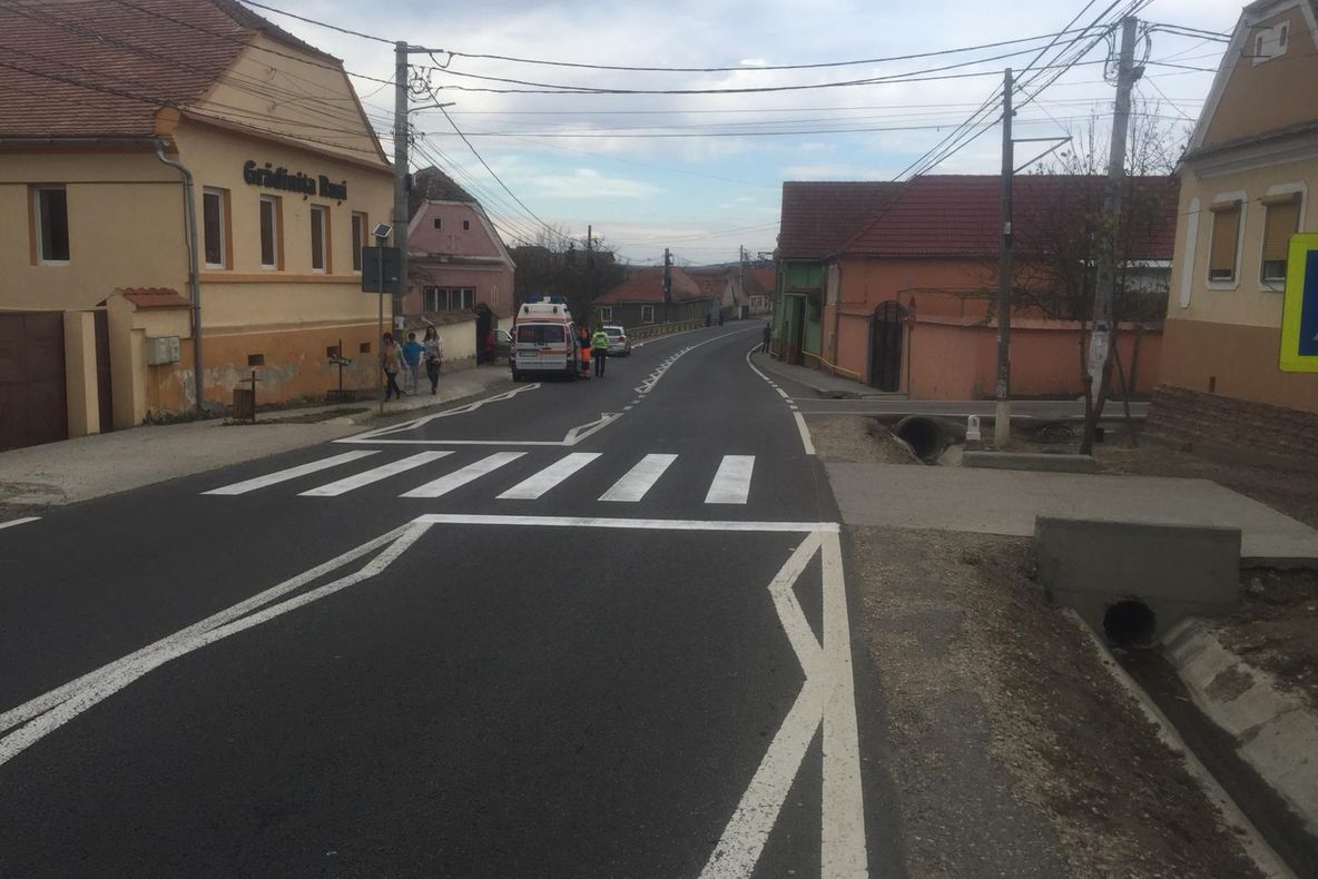 Biciclist acroșat de o șoferiță care nu i-a acordat prioritate