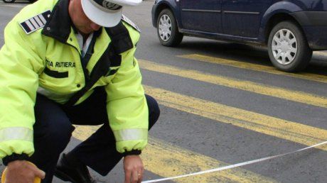 O femeie a ajuns la spital după ce a fost lovită de mașină pe trecerea de pietoni