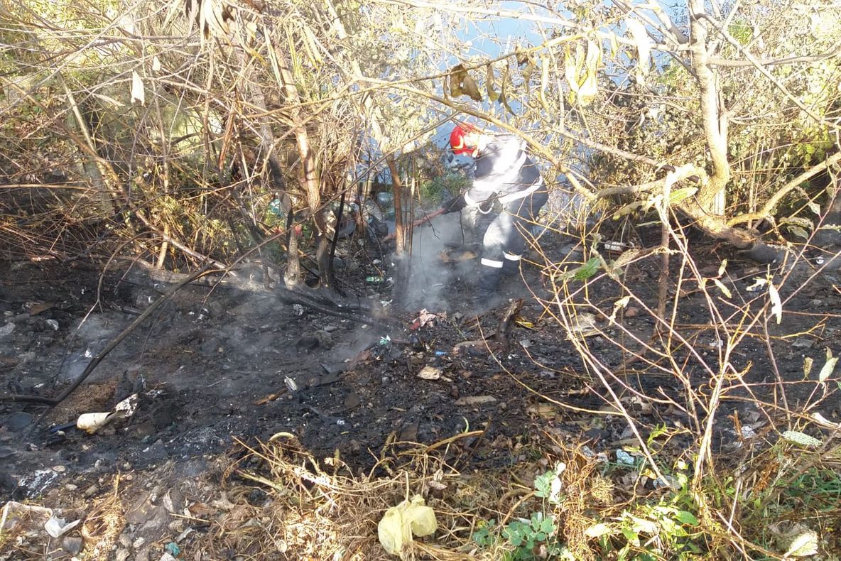 Incendiu de vegetație în spatele Bazei Sportive Pompierul
