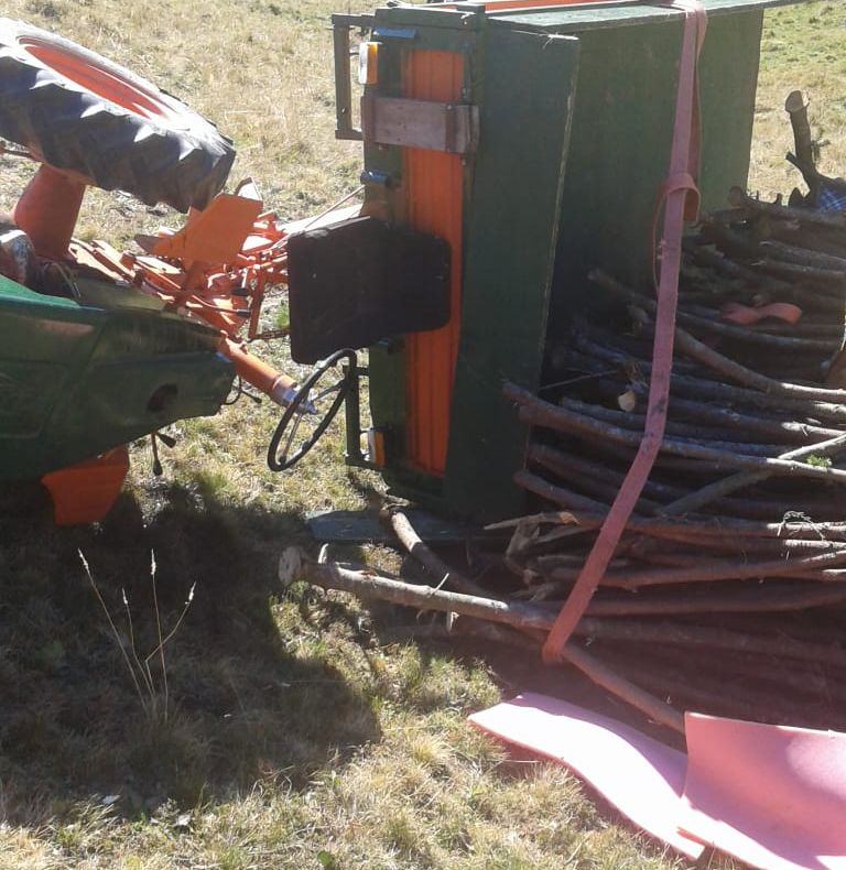 BRAȘOV | UPDATE. Bărbatul prins sub o remorcă plină cu lemne, în Fundățica, a murit