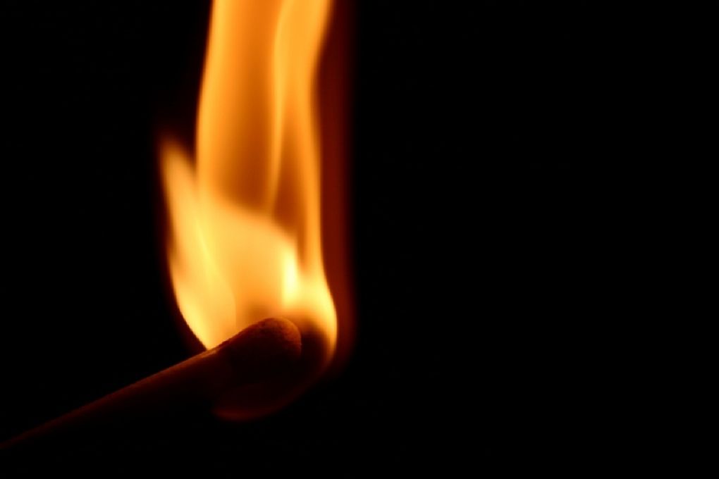 BRAŞOV | Un tânăr şi-a incendiat concubina, pe fondul unei crize de gelozie