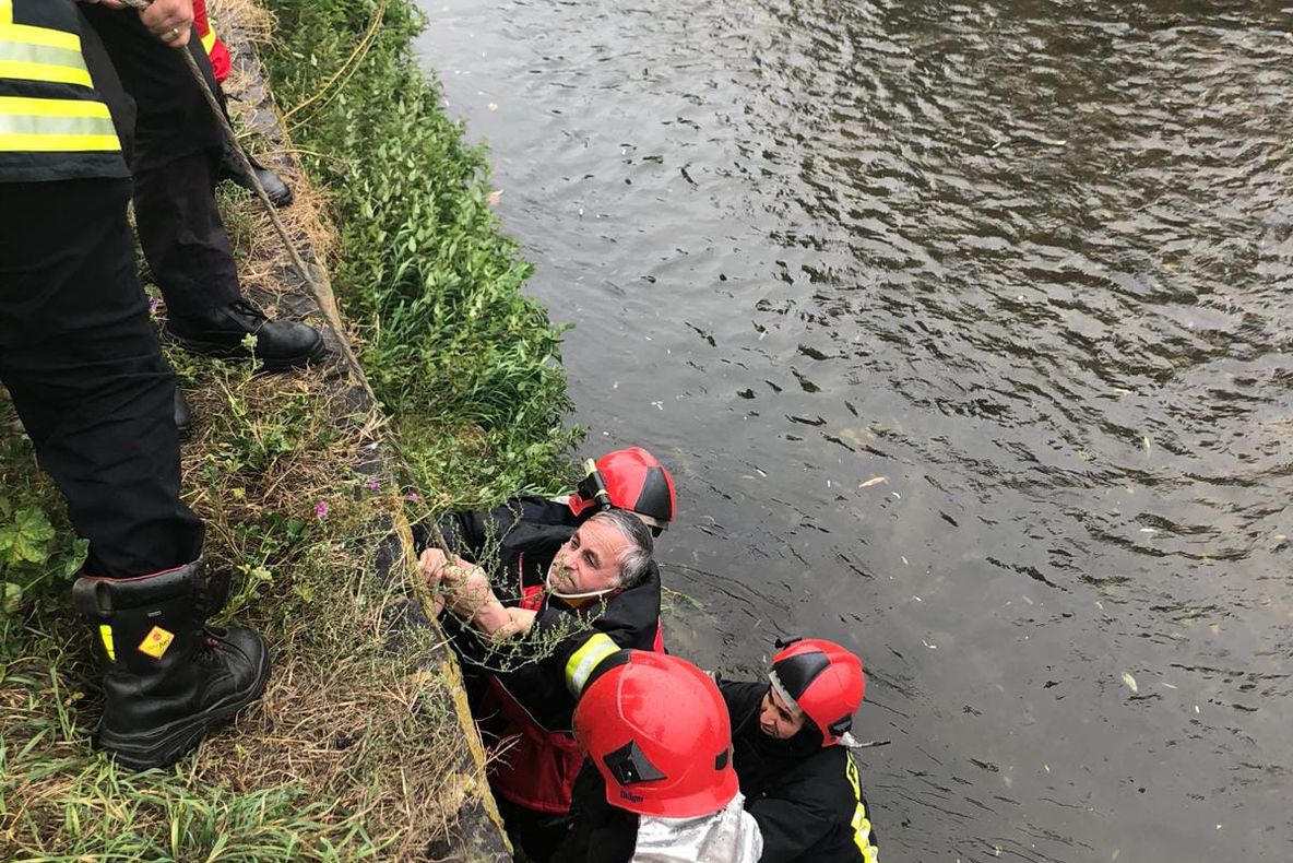 Pompierii au salvat un bărbat căzut în râul Cibin