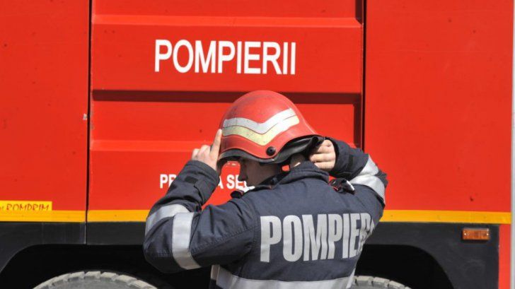 Un bătrân de 90 de ani căzut în casă a avut nevoie de intervenția pompierilor