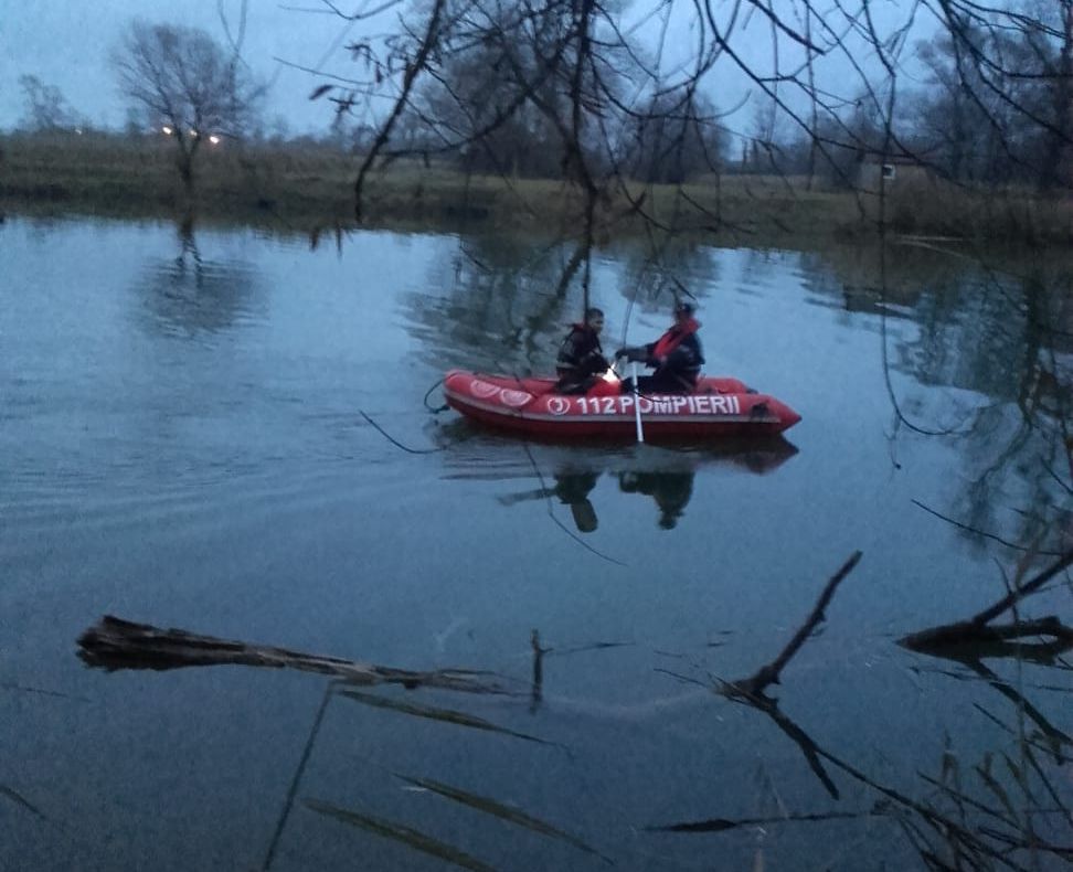 VIDEO | Femeie găsită înecată, într-un lac din Colun