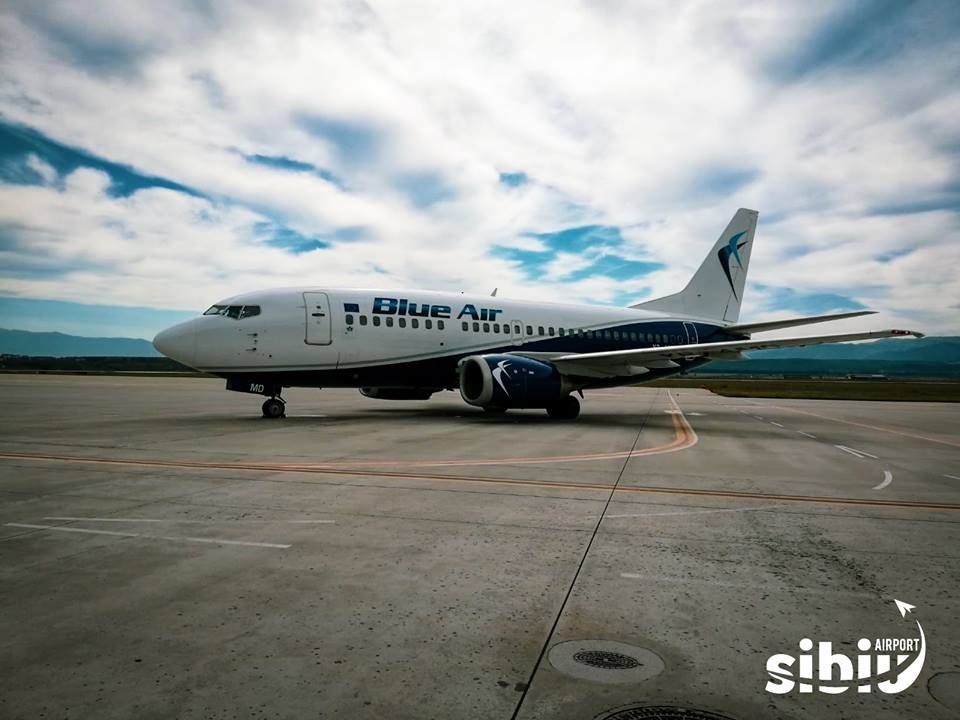 Cinci avioane care trebuiau să ajungă în Cluj, deviate pe Aeroportul din Sibiu din cauza ceții