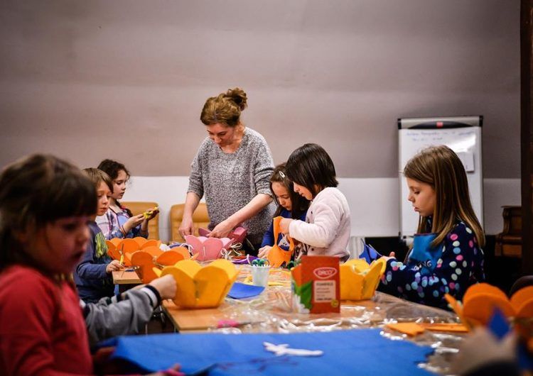 Copiii confecţionează "Coşuleţul Scufiţei Roşii", la Teatrul Gong