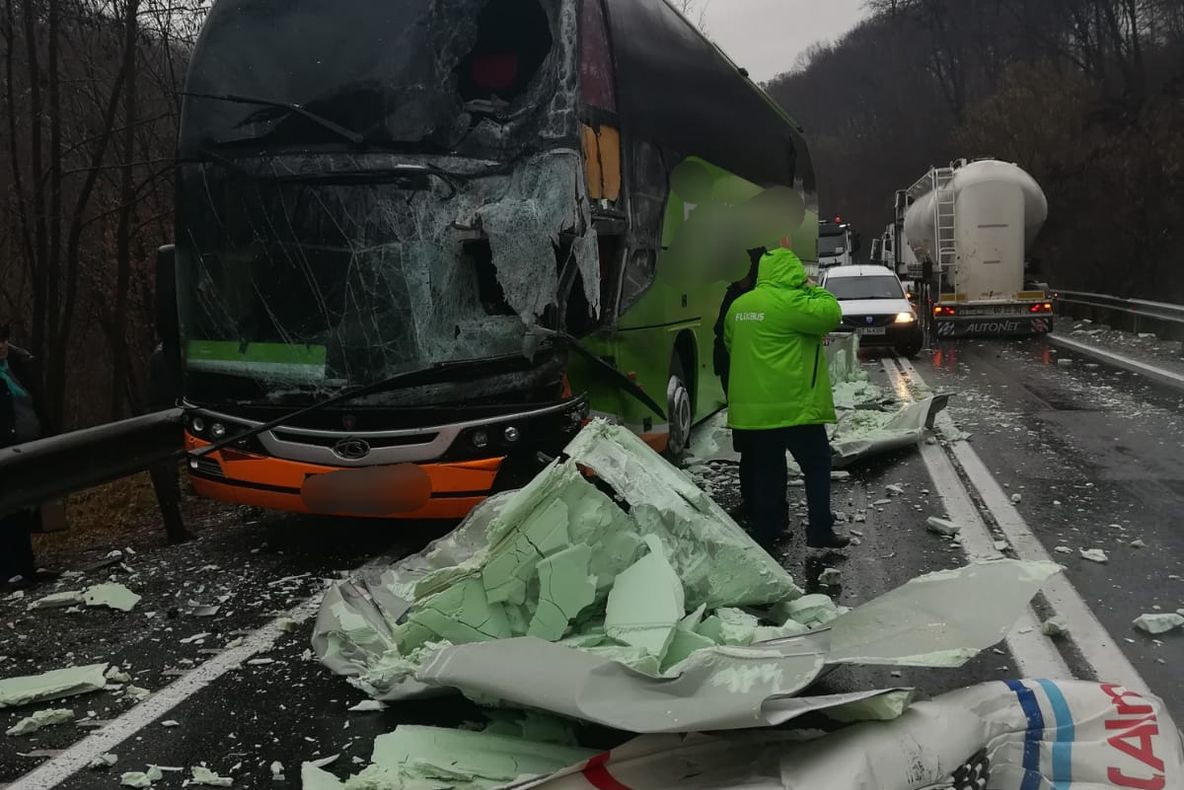 UPDATE: Două victime în accidentul la Hula Bradului dintre un autocar și un tir