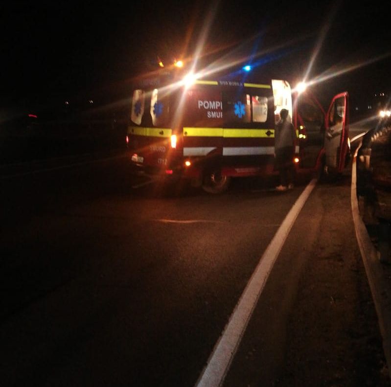 Bărbat în stare de ebrietate accidentat după ce ar fi traversat neregulamentar