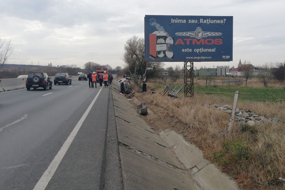 Accident la Veștem. Un tânăr s-a răsturnat cu mașina în șanț