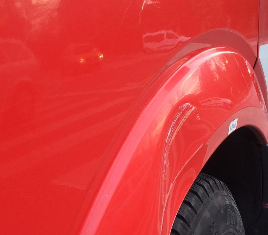 O Ambulanță SMURD a intrat într-un stâlp în drum spre intervenție