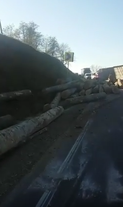 VIDEO | Un TIR plin cu lemne s-a răsturnat pe DN14. Patru victime transportate la spital