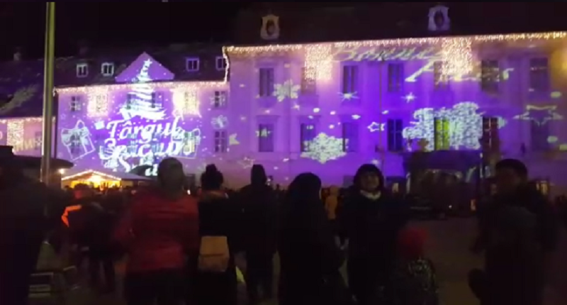 Târgul de Crăciun de la Sibiu s-a deschis cu proiecţii în diferite limbi pe clădirile din Piaţa Mare