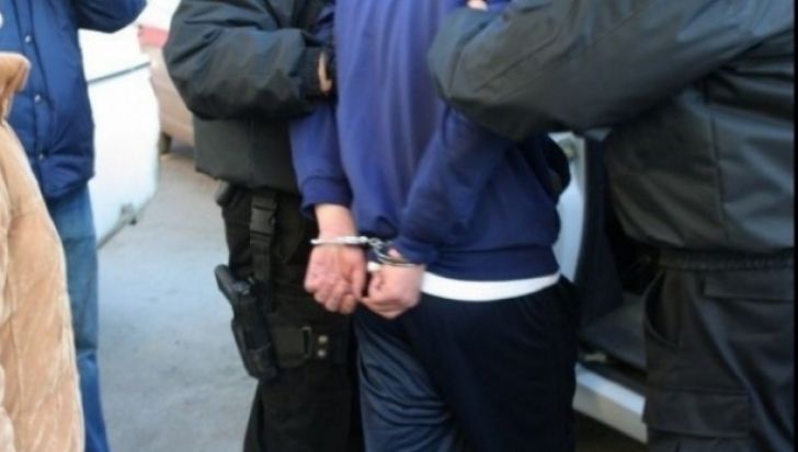 Proxenet reținut de polițiști, la Veștem. Era însoțit de trei tinere
