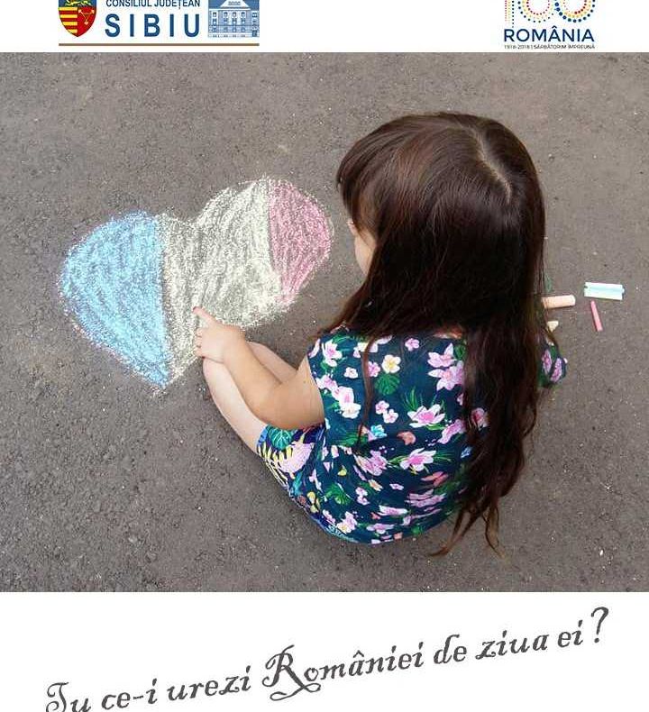 Cele mai frumoase urări pentru România, pe un banner în mijlocul Sibiului