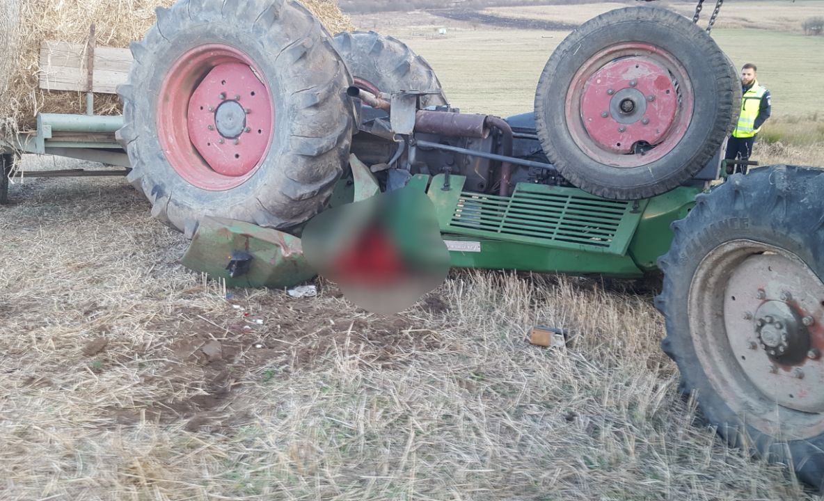 Foto: Un bărbat a murit după ce a fost prin sub un tractor