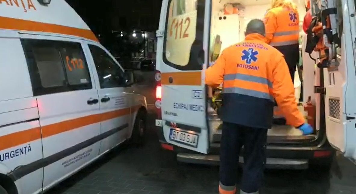 Doi tineri au ajuns la spital după ce s-au răsturnat cu mașina