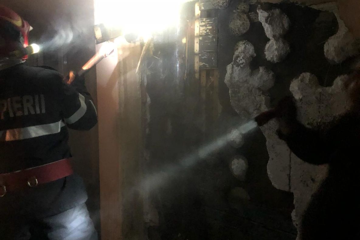 UPDATE | Incendiu la o locuinţă improvizată, în Avrig. Cauza probabilă, un coş de fum neizolat termic corespunzător