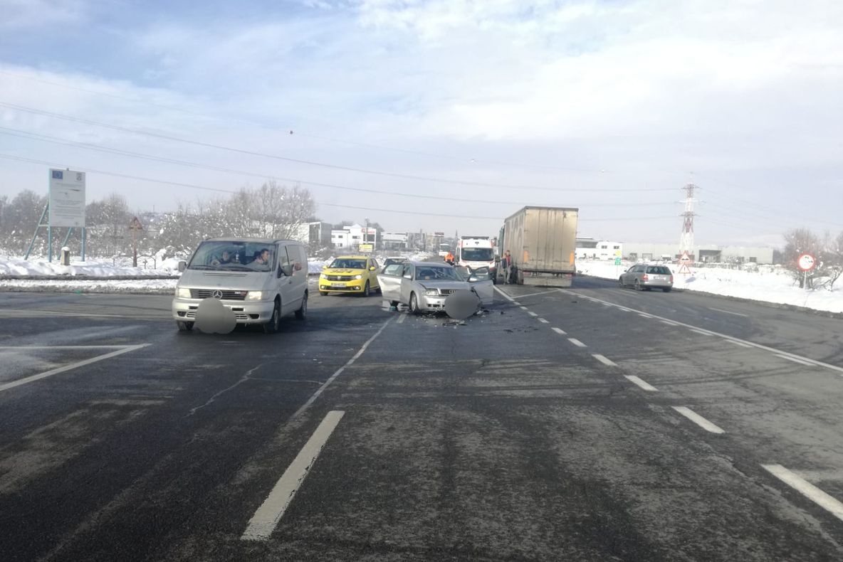 Trei copii şi părinţii lor au ajuns la spital, după ce au fost implicaţi într-un accident