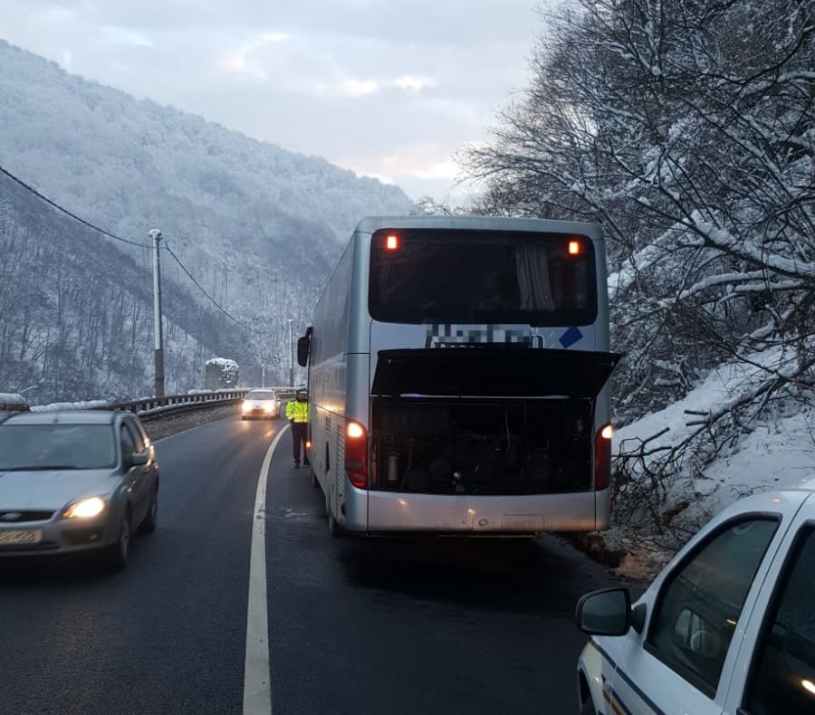 Autocar defect, pe DN7. Traficul s-a desfăşurat îngreunat