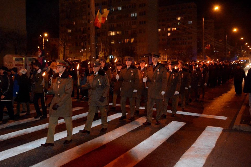 Depuneri de coroane şi jerbe de flori, la monumentele eroilor martiri ai Revoluţiei