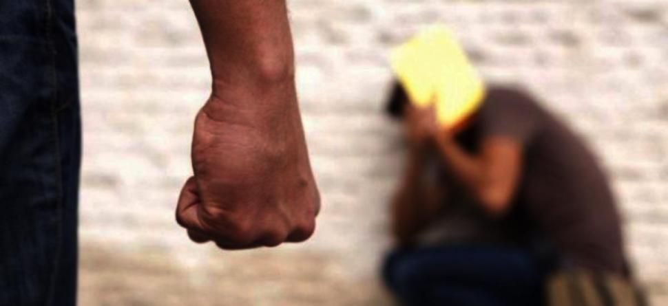 Tânăr de 16 ani, bătut cu brutalitate de trei adolescenți. Agresorii, reținuți de polițiști