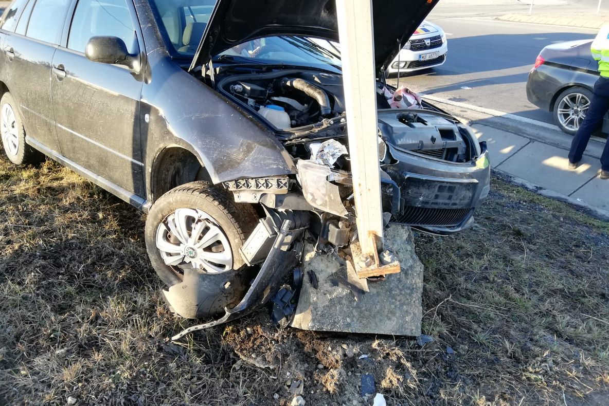 Șofer băut intră cu precizie într-un panou publicitar