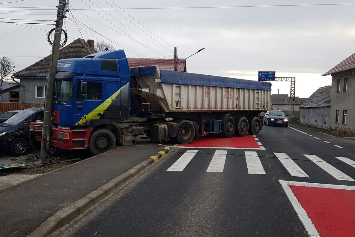 UPDATE: Trafic blocat total pe DN1 la Săcel în urma unui accident