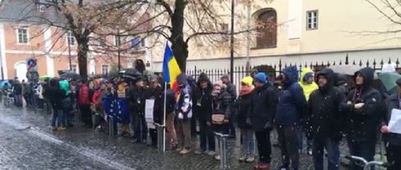 VIDEO | Un an de proteste, la Sibiu. Manifestanţii au cântat "We Will Rock You" în faţa sediului PSD