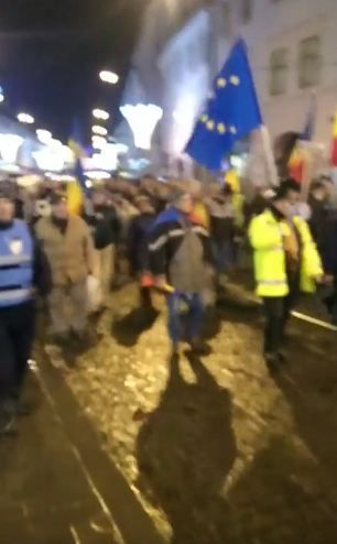 VIDEO | Aproximativ 2.000 de sibieni, în stradă: "Hai, români, hai cu toţi, să scăpăm ţara de hoţi!"
