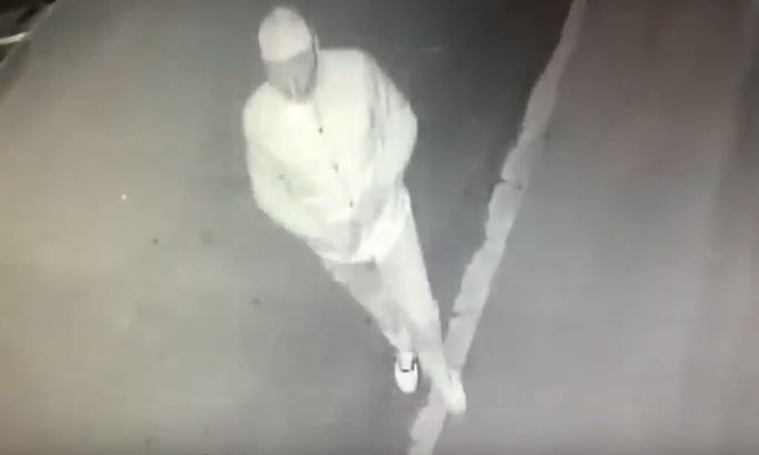 VIDEO | Doi tineri, căutaţi de Poliţie după ce ar fi încercat să fraudeze un bancomat