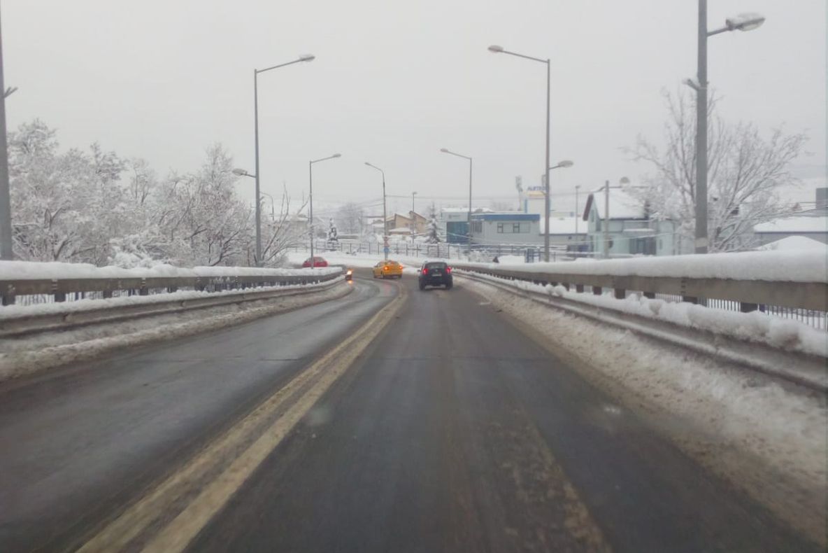 Peste 70 de tone de sare s-au răspândit pe drumurile din județ