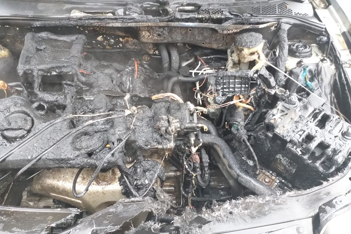 O mașină a luat foc în fața Centrului de Afaceri din Sibiu