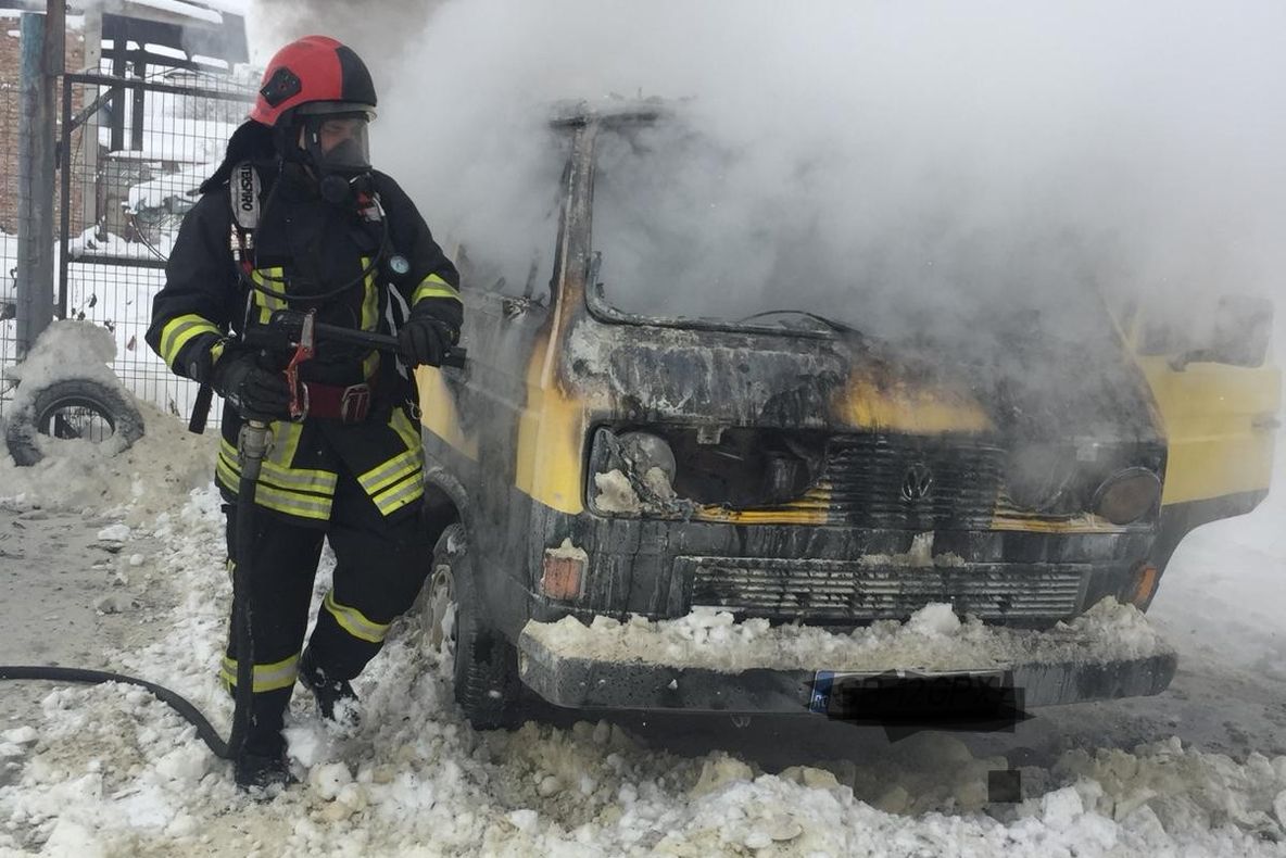 UPDATE: Un microbuz a luat foc în curtea unui operator economic