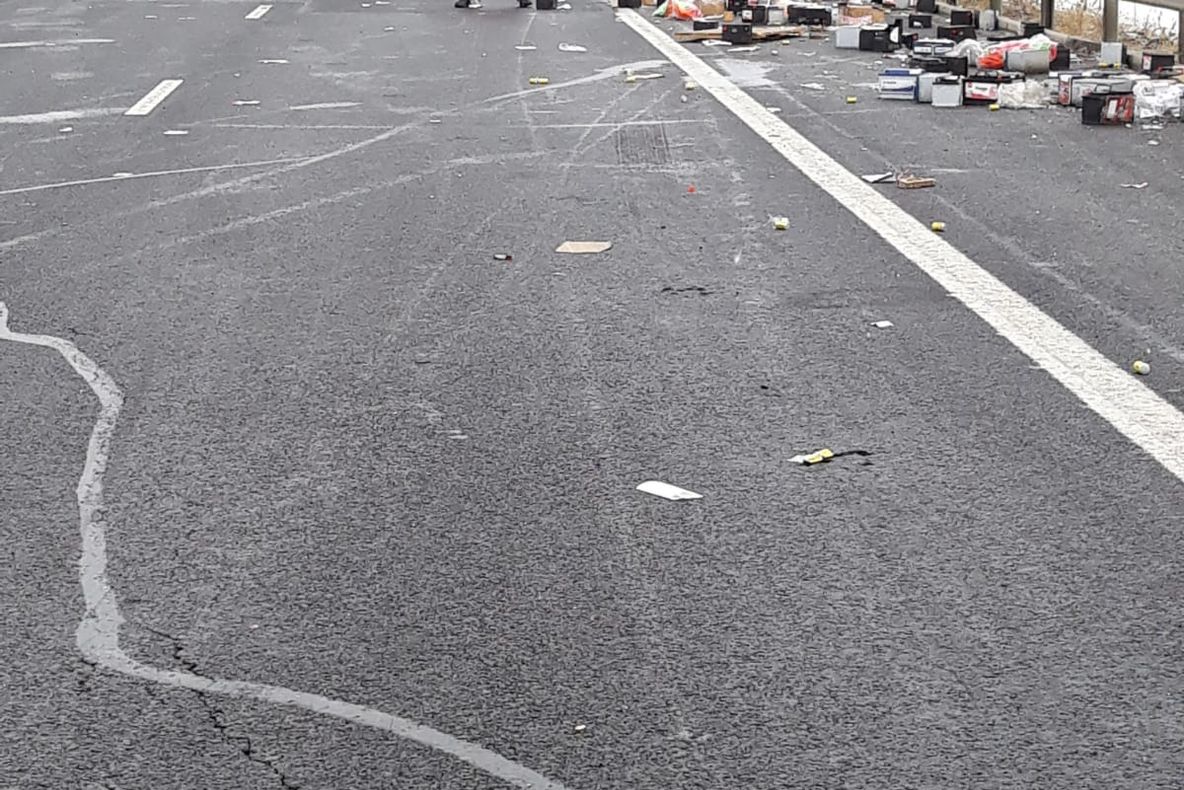 Un camion care transporta baterii auto și-a pierdut marfa pe A1