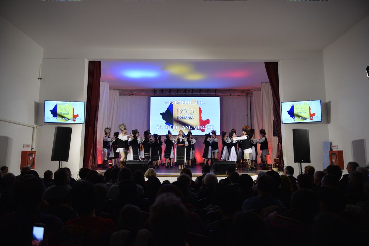 Hora românilor, la Gura Râului. Coregraful Ioan Crăcea, cetățean de onoare al comunei